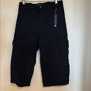 Gloria Vanderbilt black 97% cotton capris front zip pockets new with tag size 24